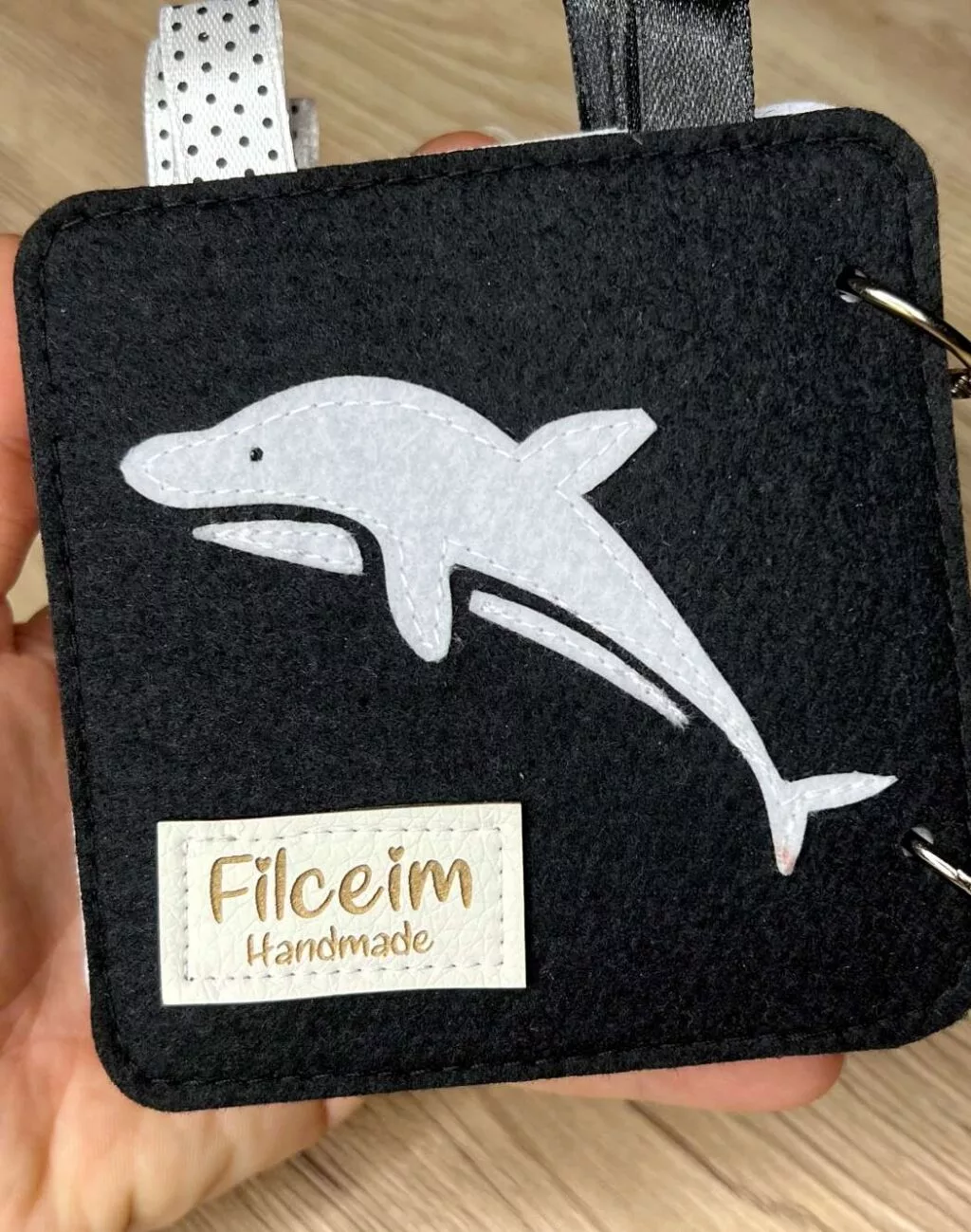 fekete-fehér kontrasztkönyv hátoldala- delfin