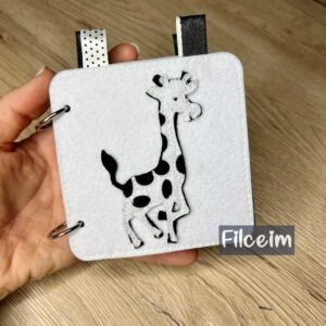 fekete-fehér kontrasztos babakönyv első oldala- zsiráf